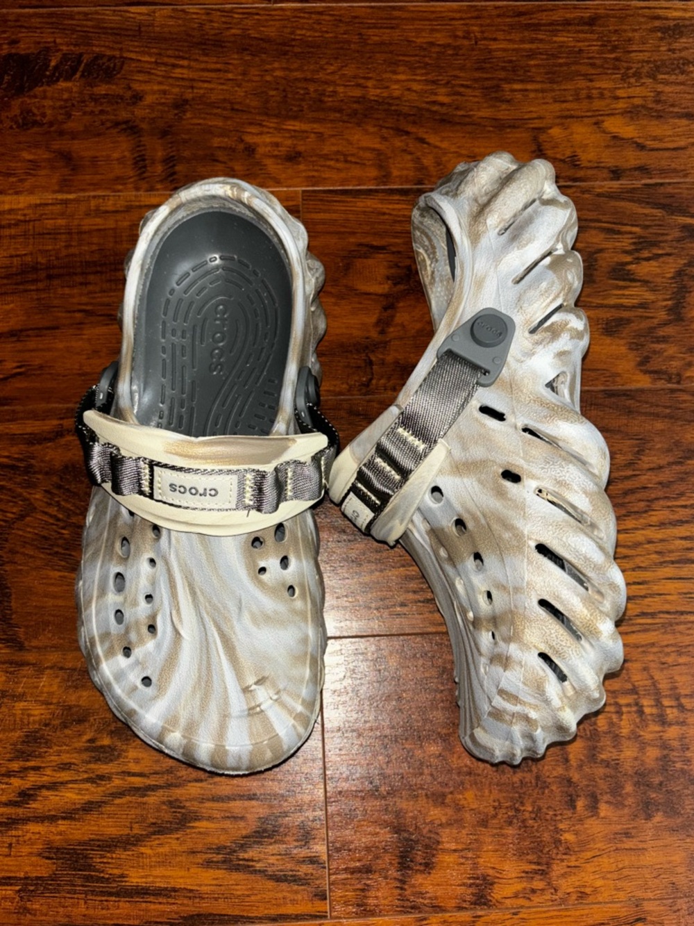 CROCS Marble-Effect Women's Mules in Tan and Gray